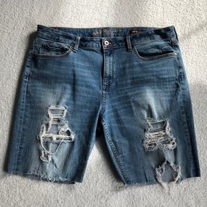 Arizona boyfriend Bermuda distressed Sz 17 2/$10